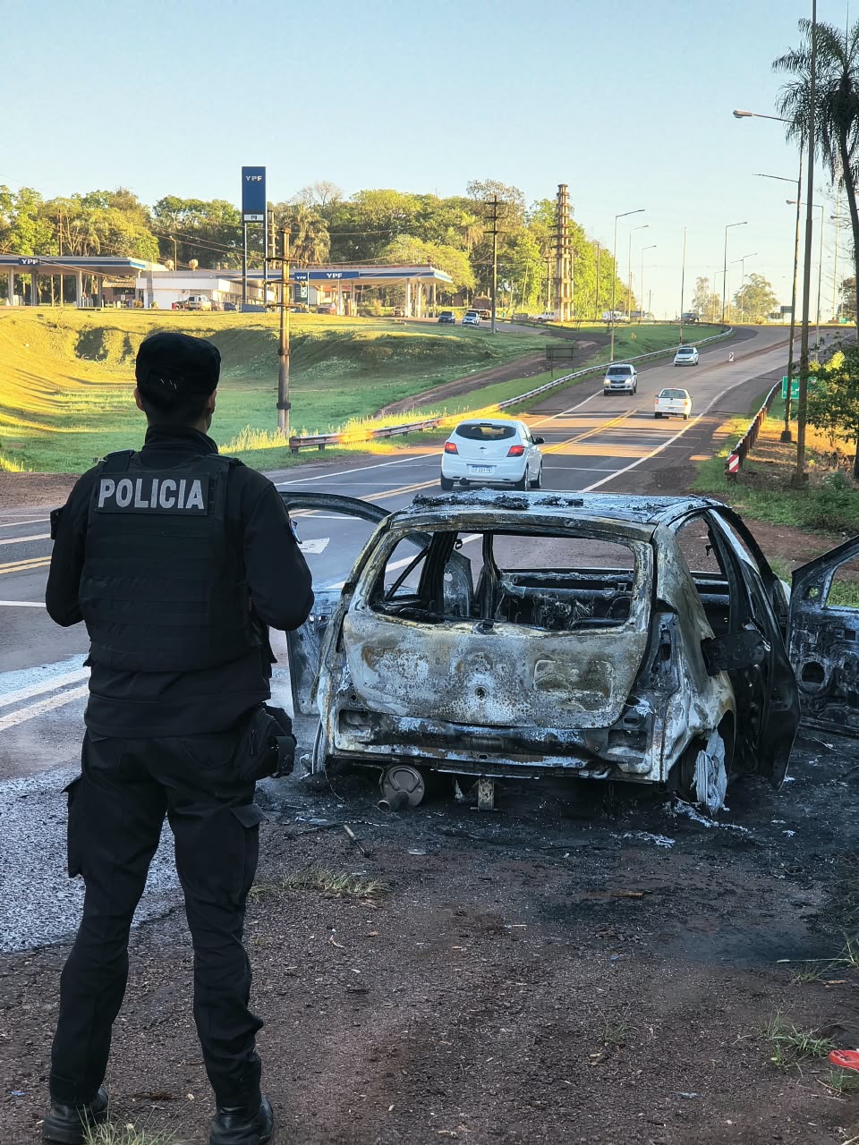 Eldorado: un auto se incendió sobre la Ruta 12 y sus tres ocupantes salieron ilesos 2